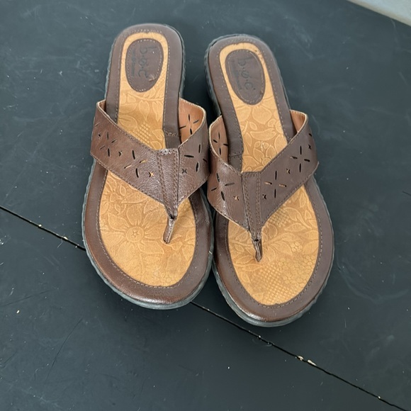 B.o.c. Brown Leather Iconic Flip Flops - Picture 2 of 6